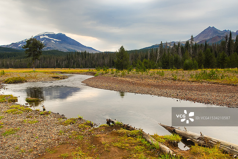 南姐妹峰和断顶山图片素材