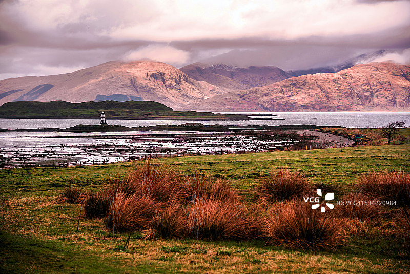林内湖、阿平港的暴风雨天空和群山图片素材