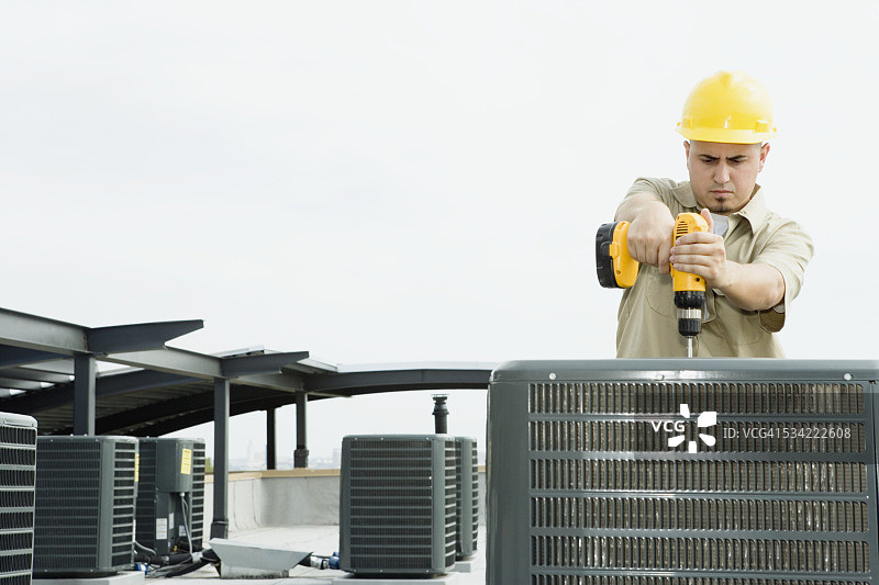 使用电钻的建筑承包商图片素材