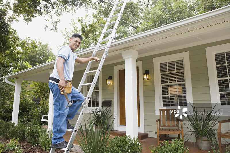 杂工爬梯子图片素材