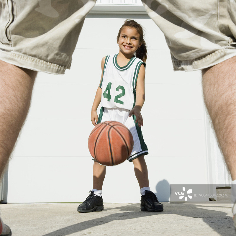 父女一起打篮球图片素材