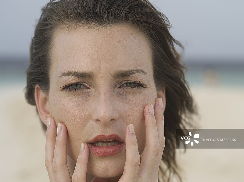 美丽的年轻女人的头像图片素材