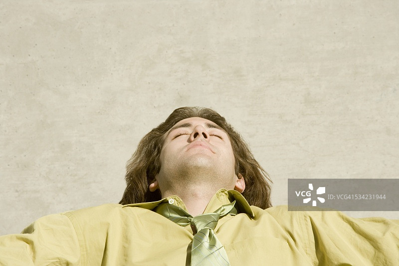 男人躺下小睡图片素材