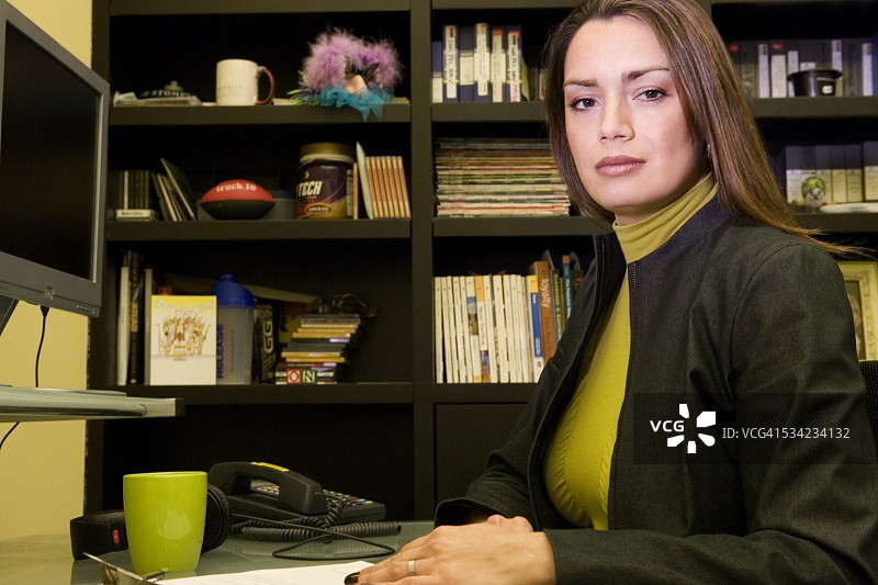 坐在办公桌前的女商人图片素材