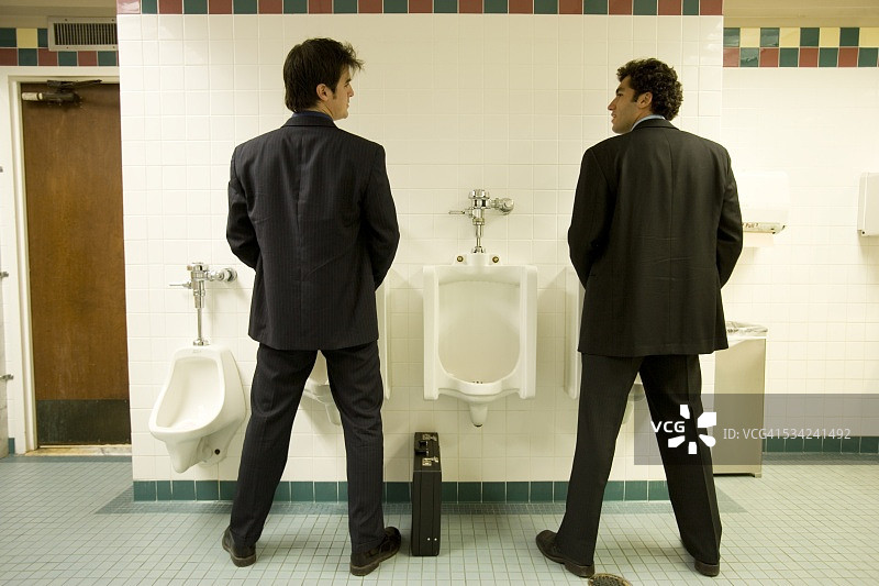 使用卫生间的商人图片素材