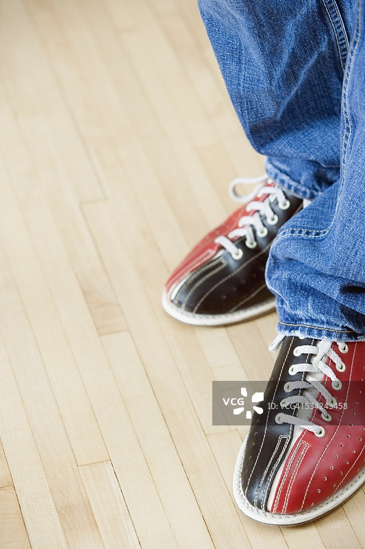 男人穿着保龄球鞋图片素材