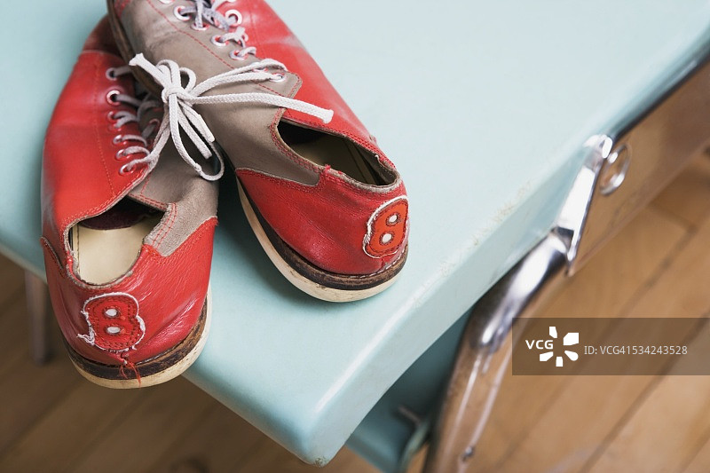一双保龄球鞋图片素材