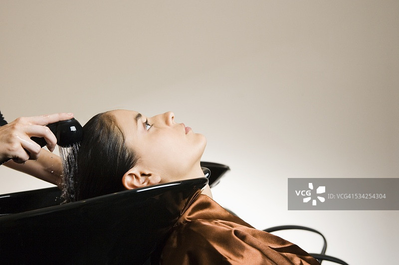 在沙龙里洗头发的女人图片素材