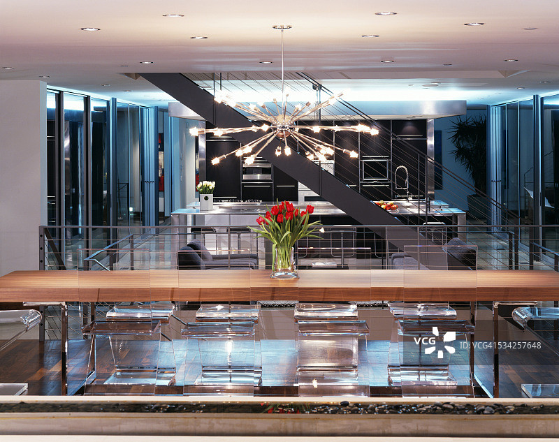 悬挂在桌子和亚克力椅子上的斯普特尼克灯图片素材