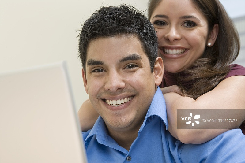 男人和女人使用笔记本电脑图片素材