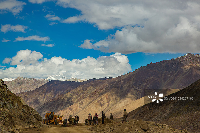 喀喇昆仑公路的道路工人图片素材