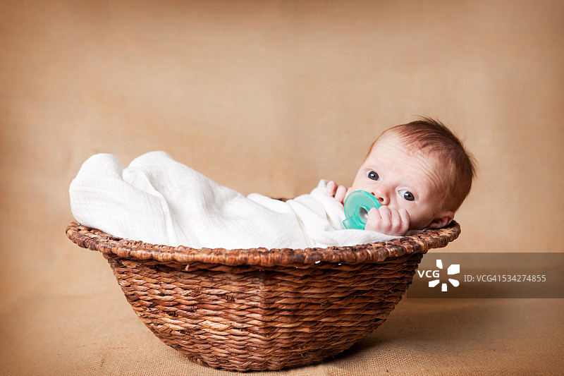 在篮子里的新生婴儿图片素材