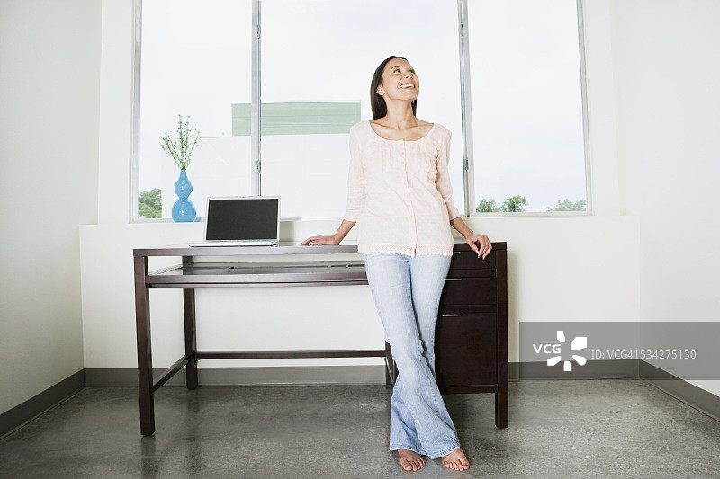 在家使用笔记本电脑的女人图片素材