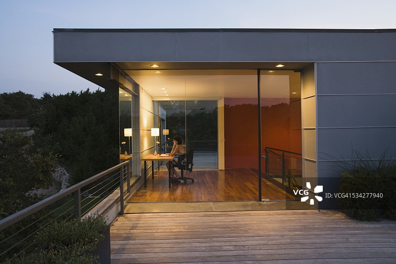 在现代住宅中的女人图片素材