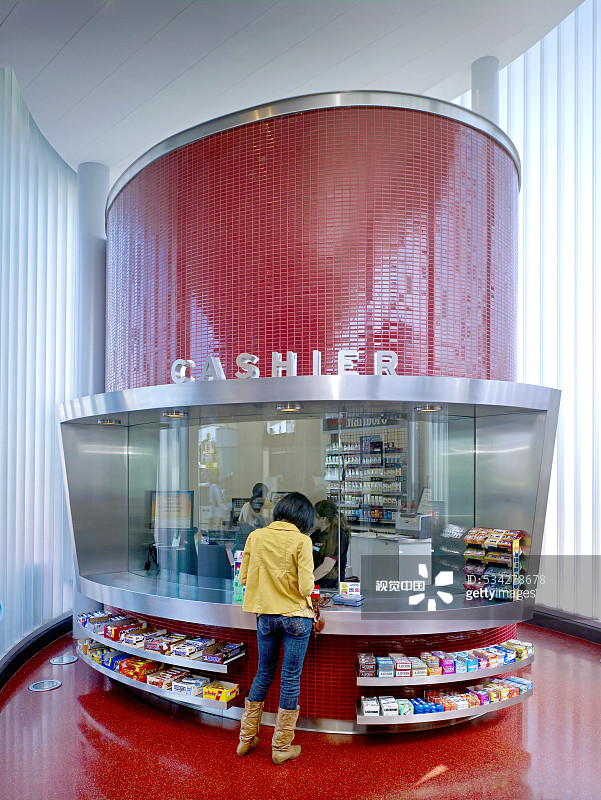 在加油站和洗车场的收银台前的女人图片素材