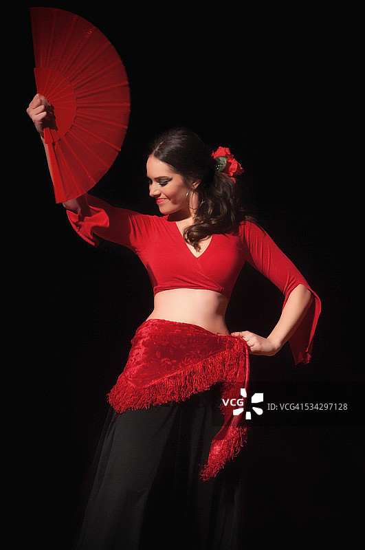 在剧院表演的西班牙弗拉门戈舞者图片素材