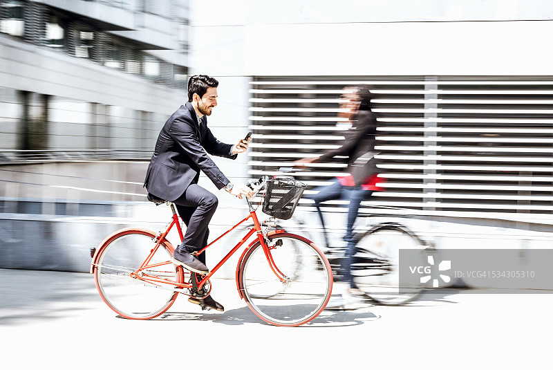骑自行车的打电话的商人图片素材
