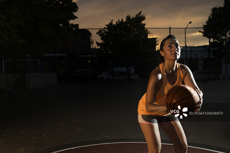 罚球街头篮球女孩图片素材