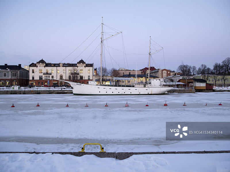 黎明时分的波尔沃：芬兰波尔沃河沿岸的木屋图片素材