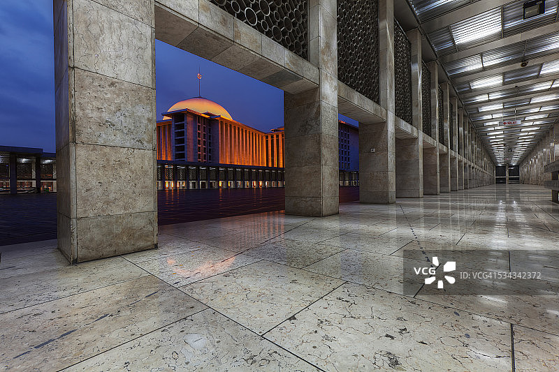 雅加达独立清真寺夜景图片素材