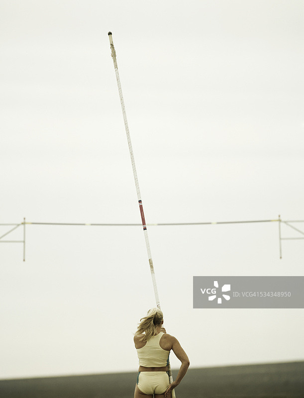 撑杆跳运动员持杆奔跑图片素材