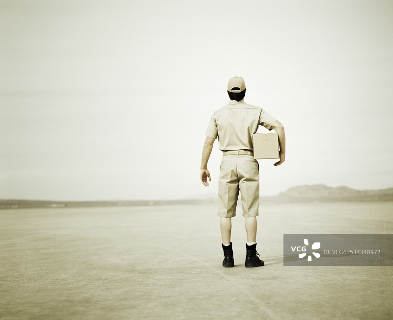 沙漠中运送包裹的信使图片素材