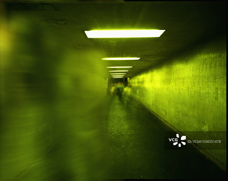 行人在隧道中行走图片素材