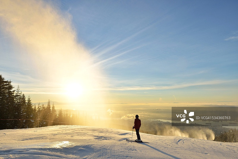 女滑雪者在松鸡山欣赏日出图片素材