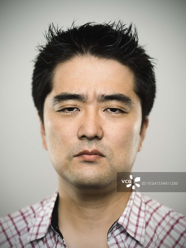 看着镜头的日本青年男子肖像图片素材