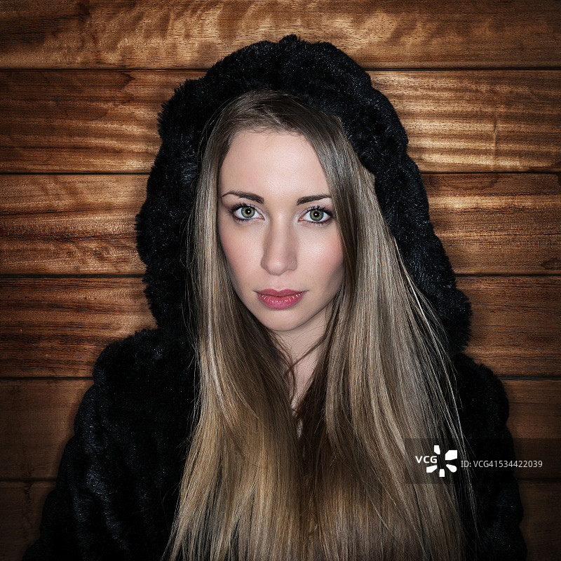 木质背景上的金发女子冬季写真图片素材