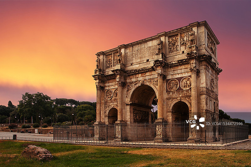 罗马斗兽场和帕拉蒂尼山之间的君士坦丁凯旋门图片素材