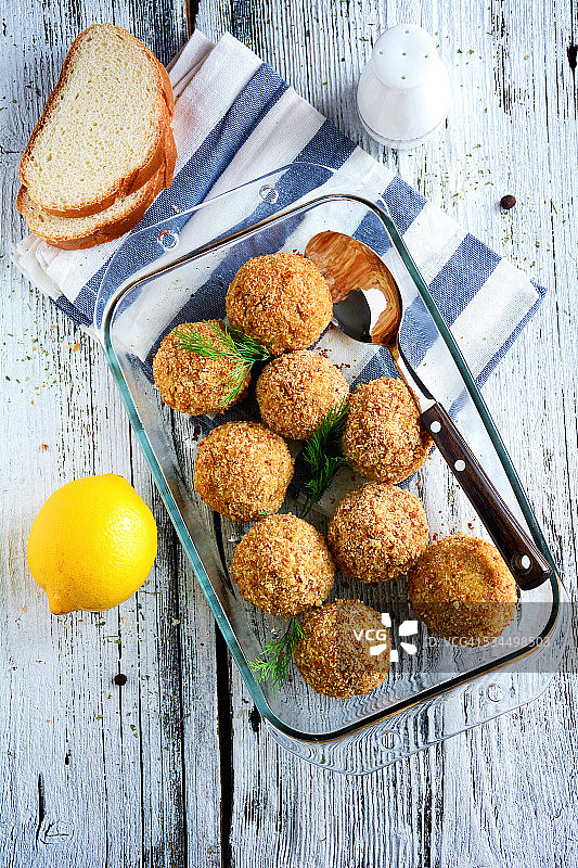 玻璃碗装鱼丸料理图片素材