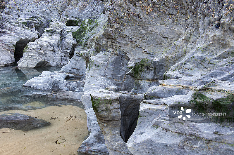 贝德鲁坦阶梯海滩上的岩层图片素材