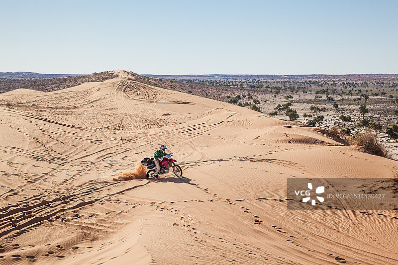 骑着红色摩托车图片素材