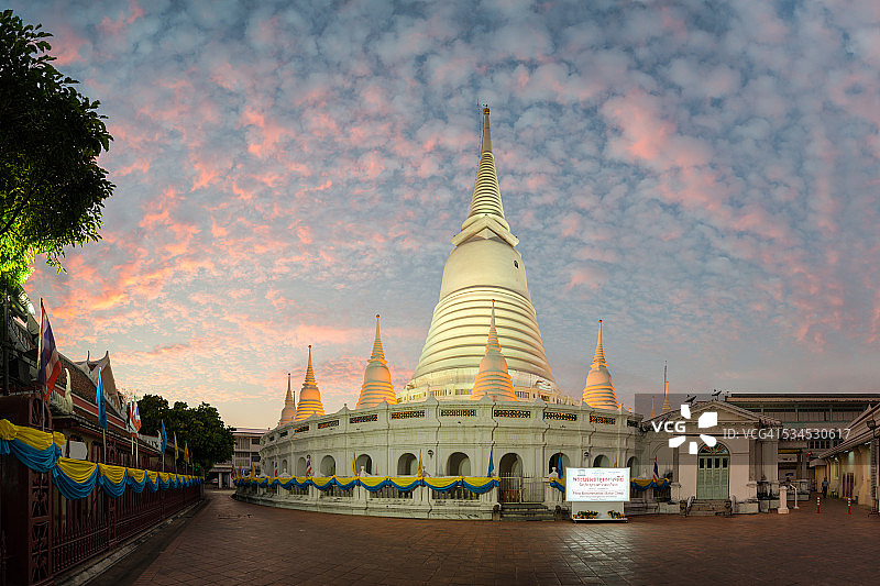彩色天空下的曼谷普拉育寺图片素材