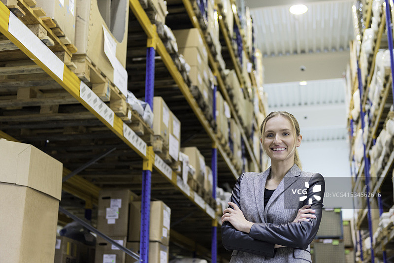 在仓库的成功女商人图片素材