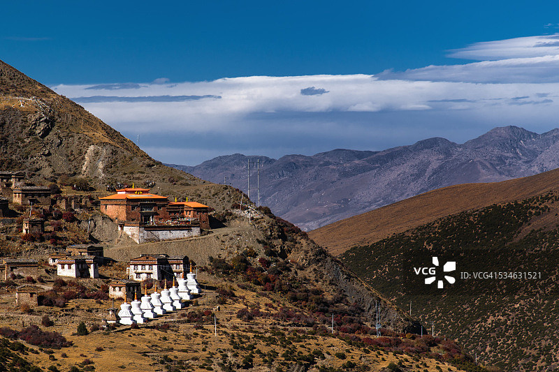 香格里拉附近山上的藏传佛教寺院图片素材