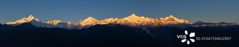 梅里雪山全景图片素材