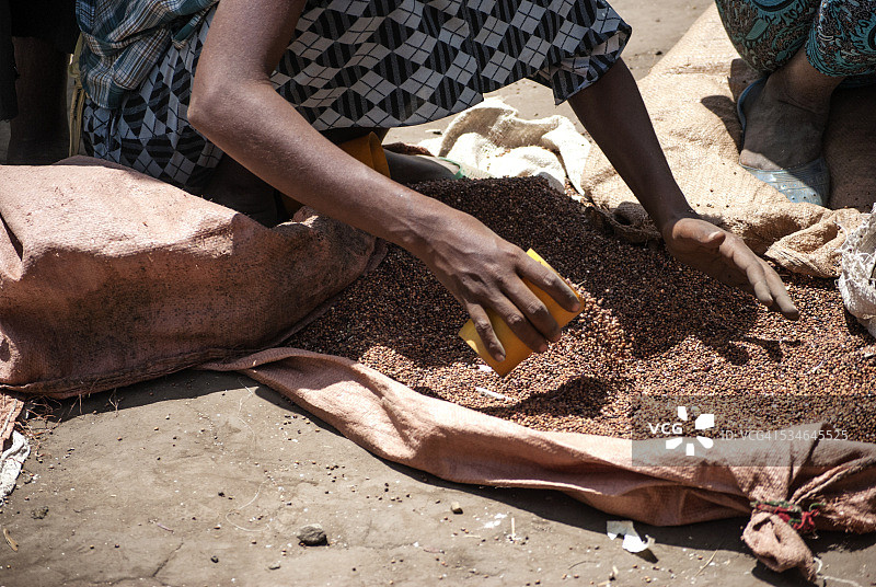 农民在市场上售卖扁豆图片素材