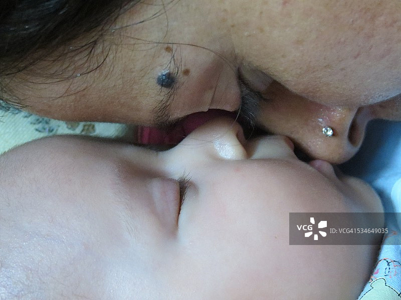 和母亲一起睡觉的女婴图片素材
