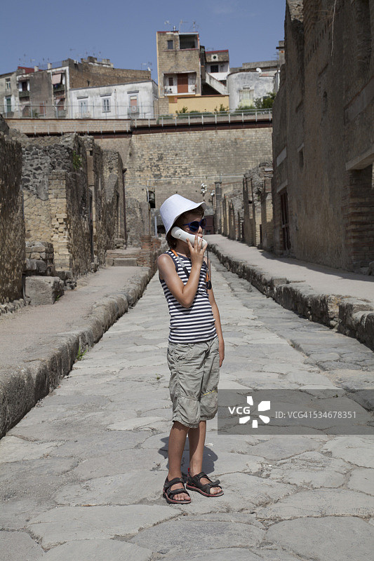 在赫库兰尼姆使用语音导览的儿童图片素材