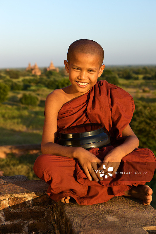 年轻的佛教僧侣图片素材