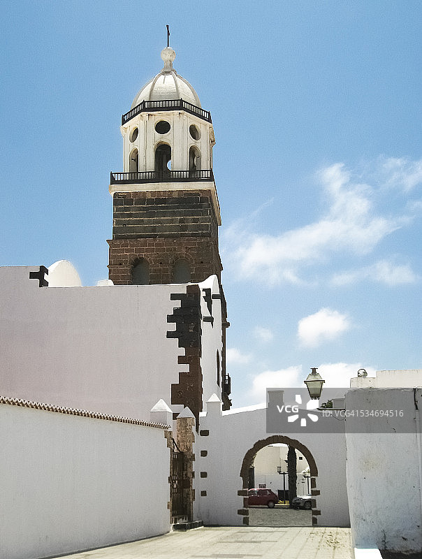 西班牙加那利群岛兰萨罗特岛特吉塞圣米迦勒教堂和老城门景色图片素材