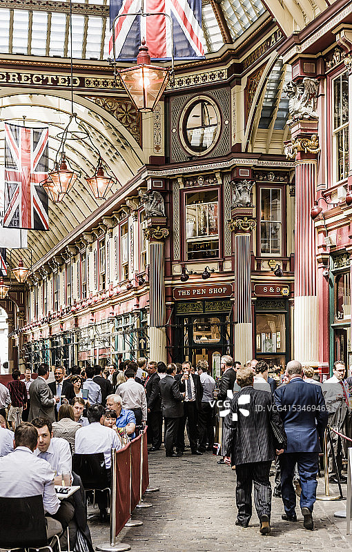 伦敦利德贺市场午餐时光的人们图片素材