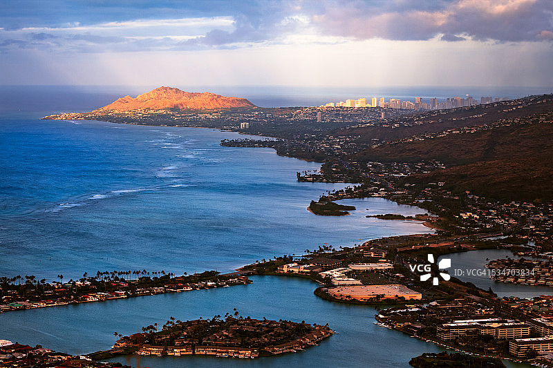从可可火山口远眺怀基基、檀香山、瓦胡岛和夏威夷的日出图片素材