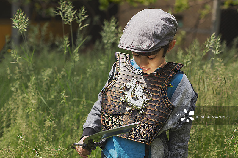 装扮成骑士的男孩图片素材