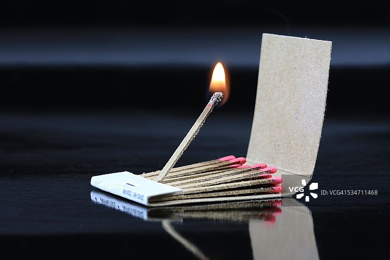 火柴盒里燃烧的火柴棍图片素材