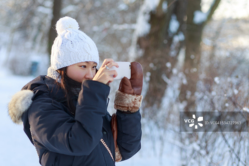 冬季智能手机摄影师图片素材
