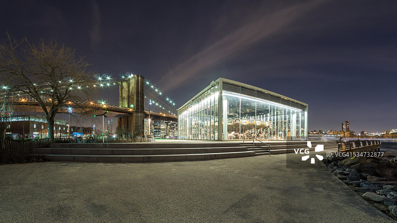 纽约简的旋转木马和布鲁克林大桥图片素材