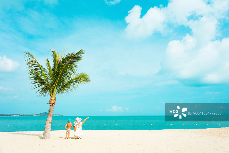 母亲和宝宝在热带海滩图片素材